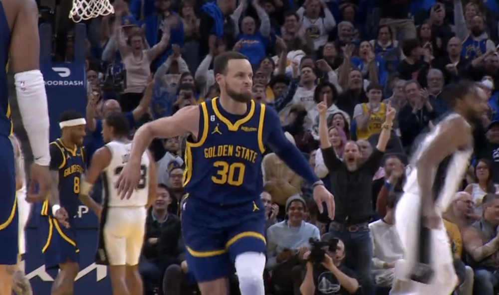  库里单节狂轰七记三分勇士大胜快船巩固季后赛席位