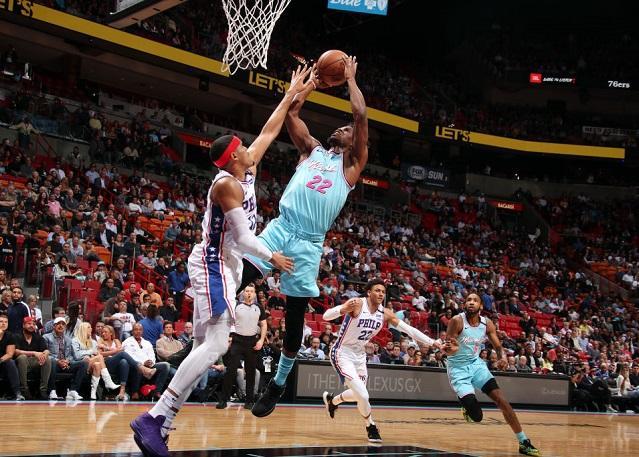  恩比德伤愈复出首战，76人主场大胜热火