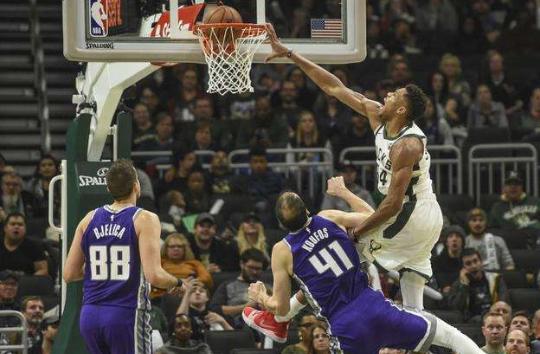  雄鹿字母哥统治攻防，篮板抢断数据填满表格  